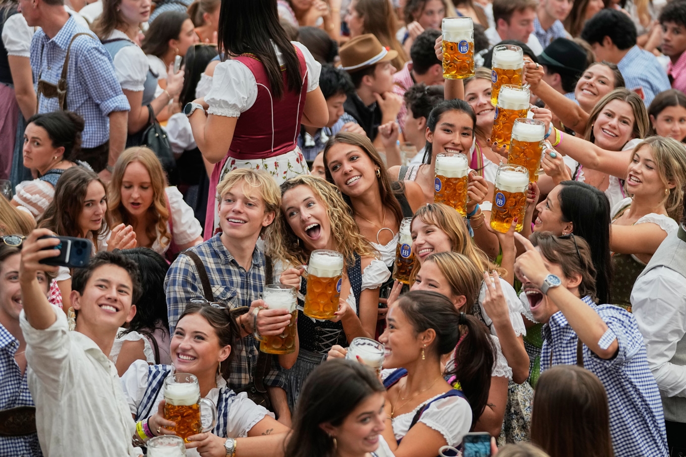 Oktoberfest-deltagare tar en gruppselfie i München på lördagen. Foto: Matthias Schrader/AP/TT
