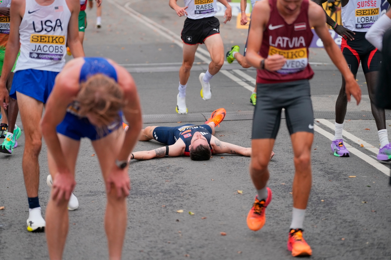 Norrmannen Jakob Ingebrigtsen pustar ut efter silvret på VM i väglöpning i Köpenhamn. Foto: Emil Helms/Scanpix Ritzau/TT