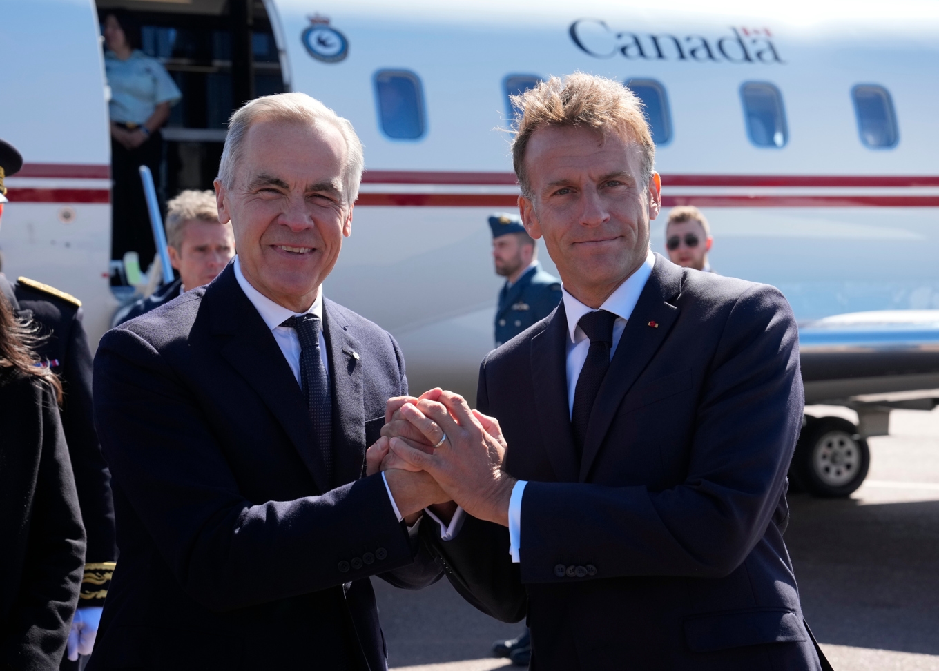 Kanadas premiärminister Mark Carney och Frankrikes president Emmanuel Macron på franskt ömöte just utanför Kanadas kust. Foto: Adrian Wyld /AP/TT