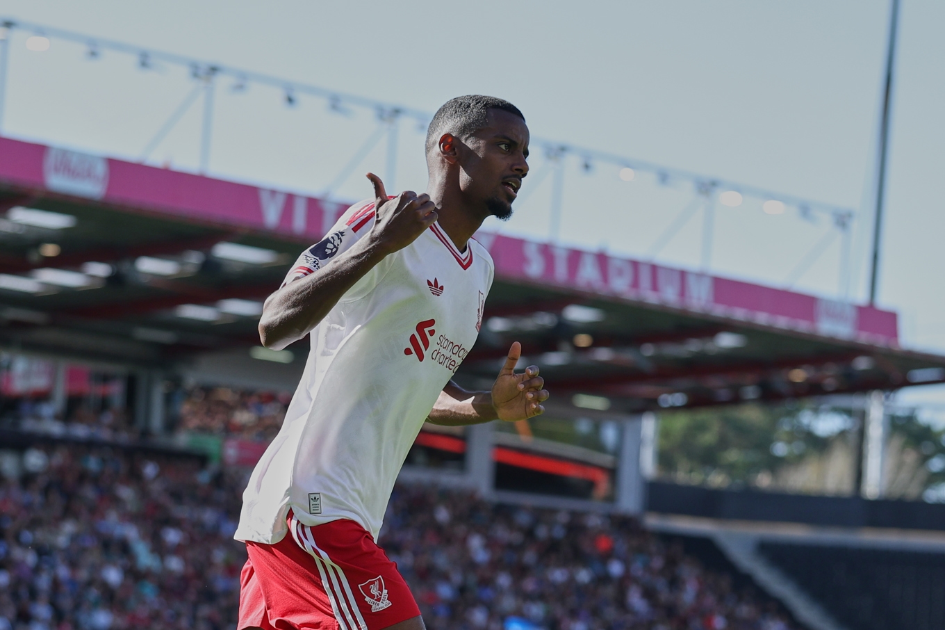 Alexander Isak jublar efter sitt 1–0-mål för Liverpool borta mot Bournemouth i Premier League-fotbollen. Foto: Ian Walton/AP/TT