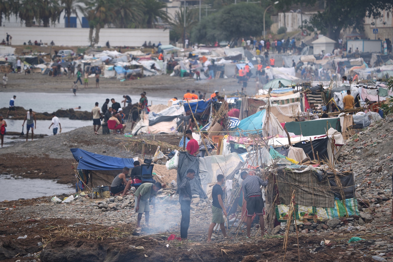 Migranter på stranden i den spanska exklaven Ceuta. Arkivbild. Foto: Francis González/AP/TT