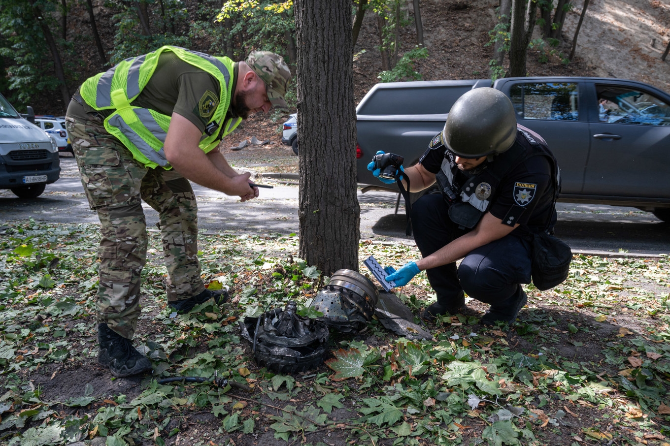 Ukrainska poliser undersöker en nedskjuten jetdrönare i Kiev. Arkivbild. Foto: Danylo Antoniuk /AP/TT