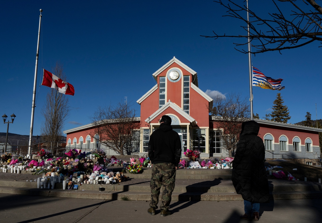 Boende i Tumbler Ridge sörjer vid ortens stadshus dagarna efter skjutningen. Foto: Christinne Muschi/AP/TT