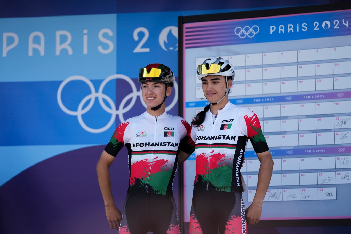 Fariba Hashimi (vänster) och systern Yulduz Hashimi (höger) i Paris-OS 2024. Arkivbild. Foto: Thibault Camus/AP/TT