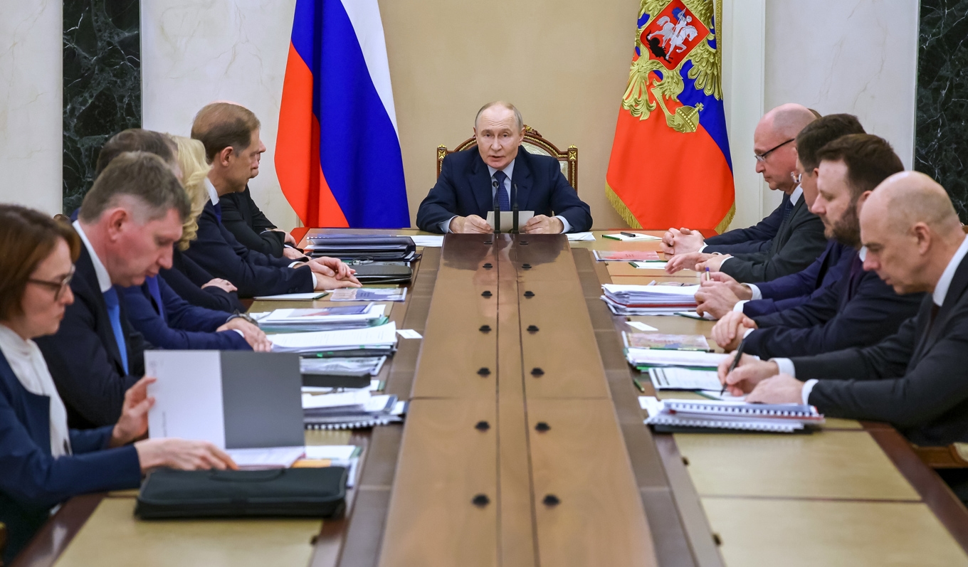 Vladimir Putin får ännu klarare mandat att driva igenom sin vilja i valet till statsduman. Här håller han ett möte i Kreml i Moskva i torsdags förra veckan. Foto: Vyacheslav Prokofyev/Sputnik/Kreml/poolfoto via AP/TT
