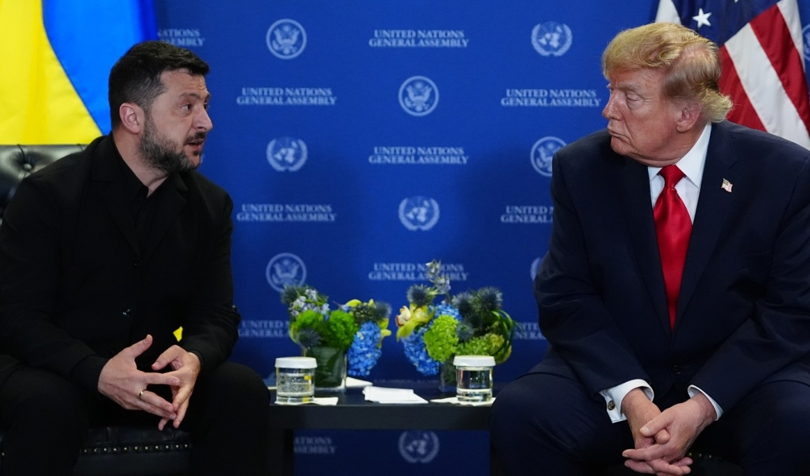 Ukrainas president Volodymyr Zelenskyj med USA president Donald Trump inför deras möte i samband med FN:s generalförsamling på tisdagen. Foto: Julia Demaree Nikhinson/AP/TT