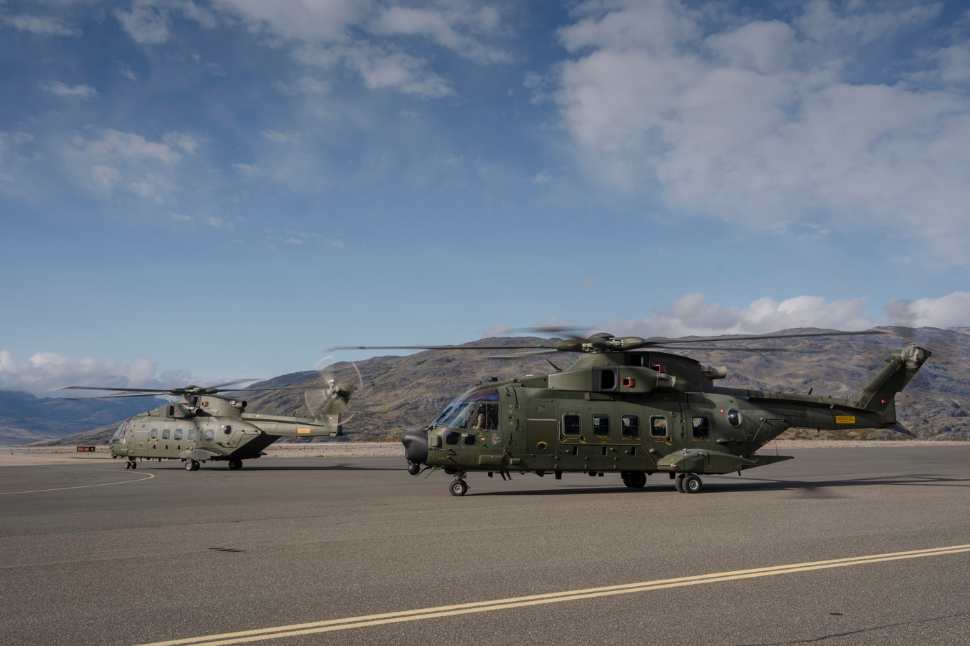 Räddningshelikoptrar vid flygplatsen i Narsarsuaq på södra Grönland. Bild från tidigare i september. Foto: Mads Claus Rasmussen/Ritzau Scanpix/TT