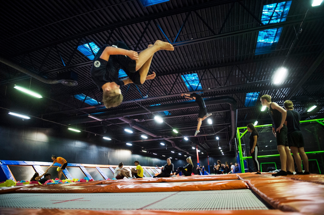Landslagsgymnaster i trampolin fick uppsöka vård efter läger. På bilden en gymnast som testar en trampolin. Arkivbild. Foto: Emil Langvad/TT