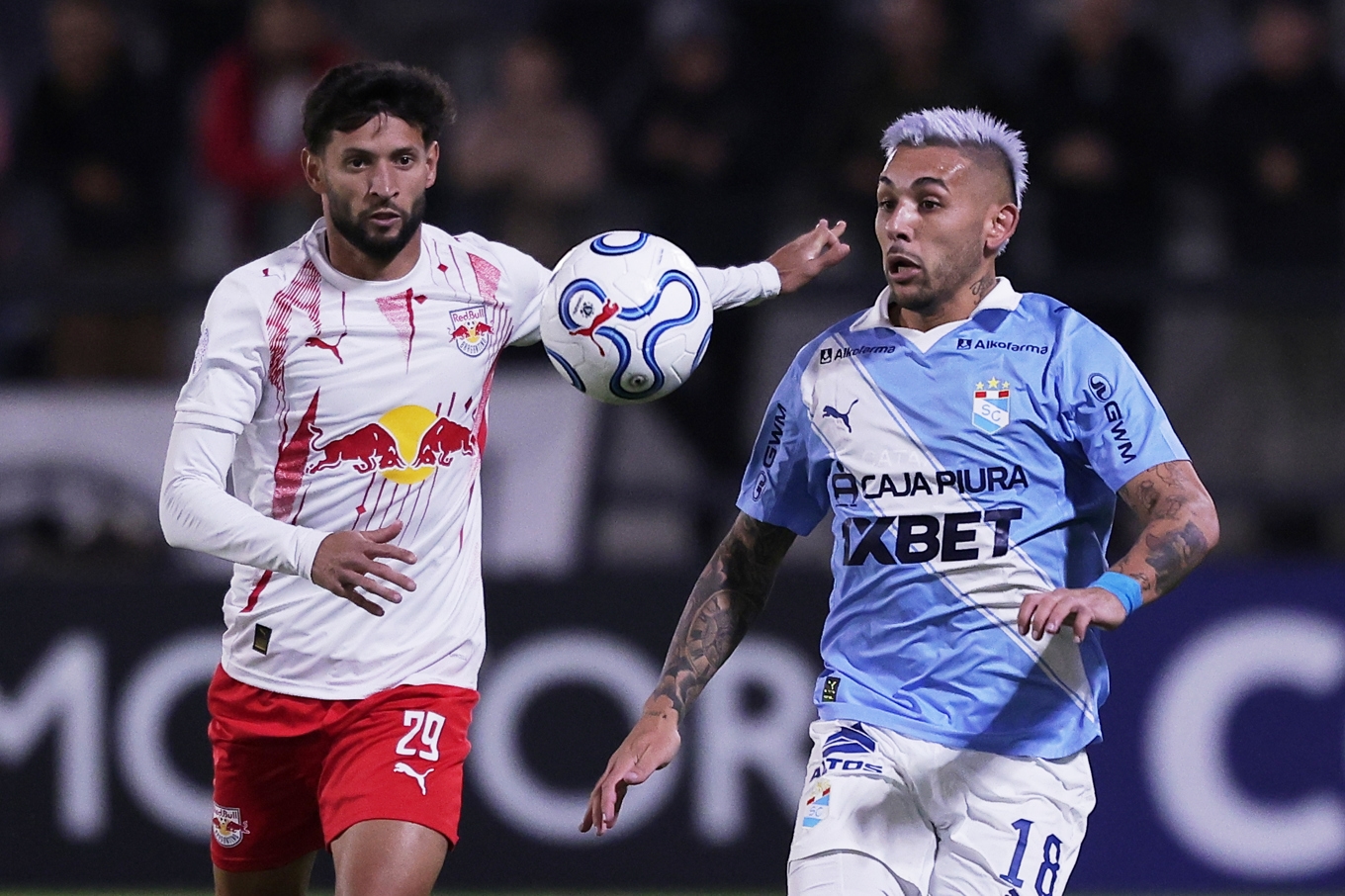 Red Bull sponsrar bland annat en rad fotbollsklubbar, exempelvis Red Bull Bragantino i Brasilien. Till vänster spelare Juninho Capixaba som spelar för Red Bull Bragantino. Arkivbild. Foto: Ettore Chiereguini /AP/TT