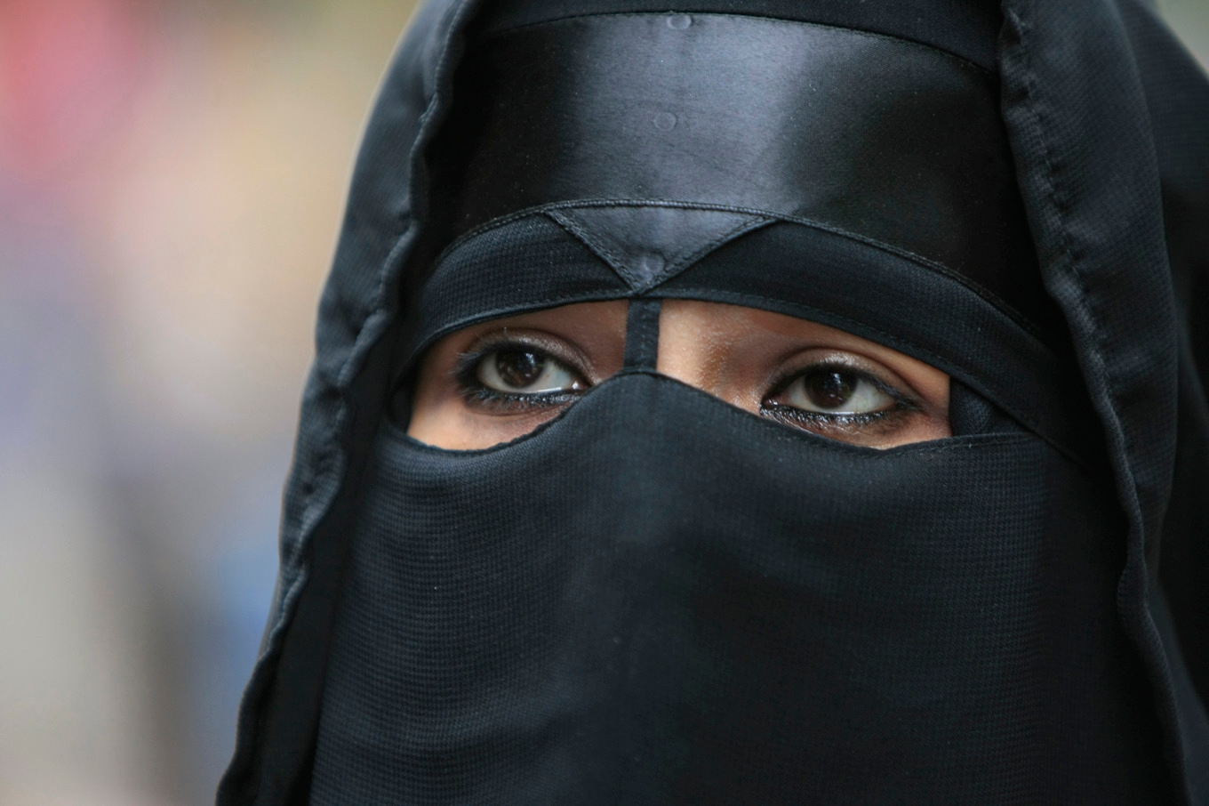 På bilden syns en kvinna med niqab. Bilden har ingen koppling till artikeln. Foto: Amr Nabil/AP/TT