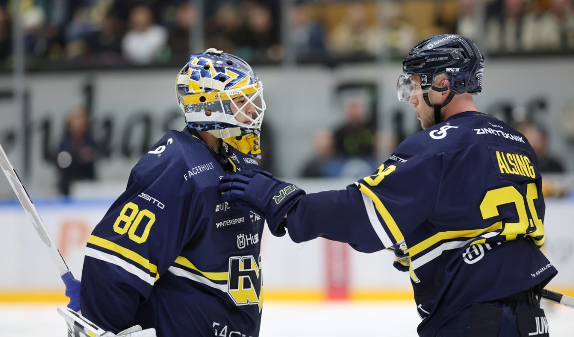 Herman Liv klappas om av HV-kaptenen Olle Alsing. Foto: Adam Ihse/TT