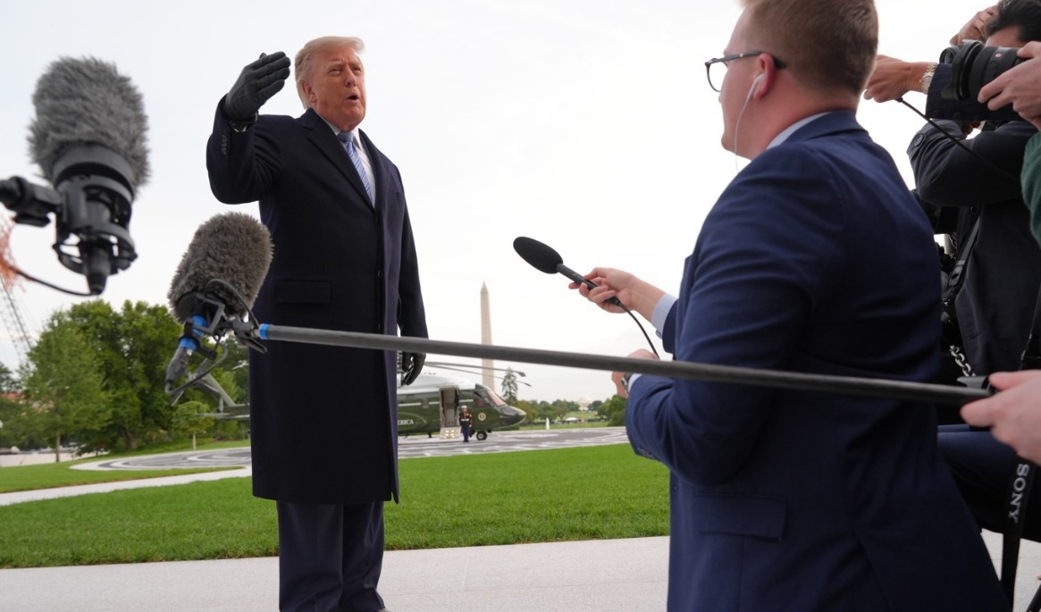 USA:s president Donald Trump möter journalister utanför Vita huset på onsdagen. Foto: Jacquelyn Martin/AP/TT