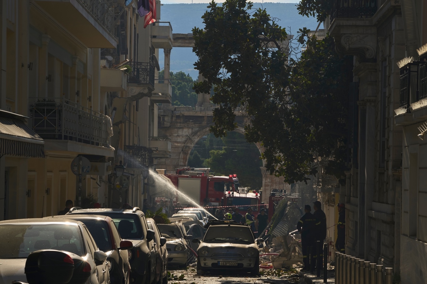 Brandmän på plats efter en explosion i Aten på fredagen. Foto: Petros Giannakouris/AP/TT