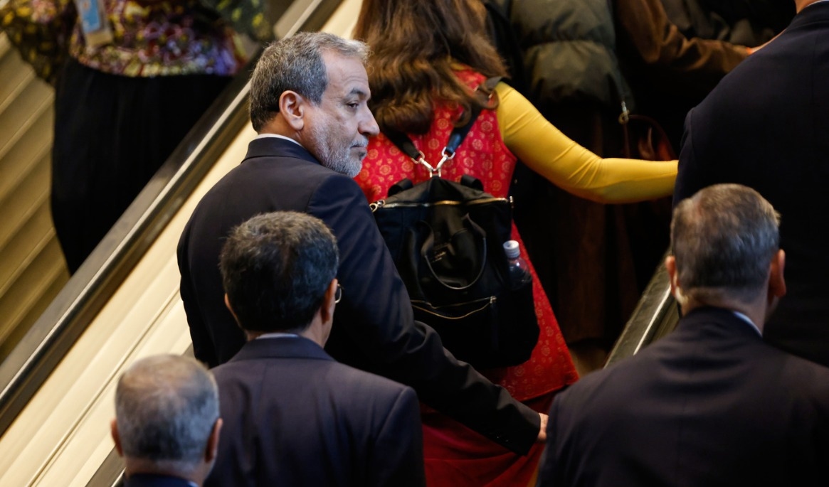 Irans utrikesminister Abbas Araghchi i en rulltrappa i FN-skrapan i New York i tisdags. Foto: Stefan Jeremiah/AP/TT
