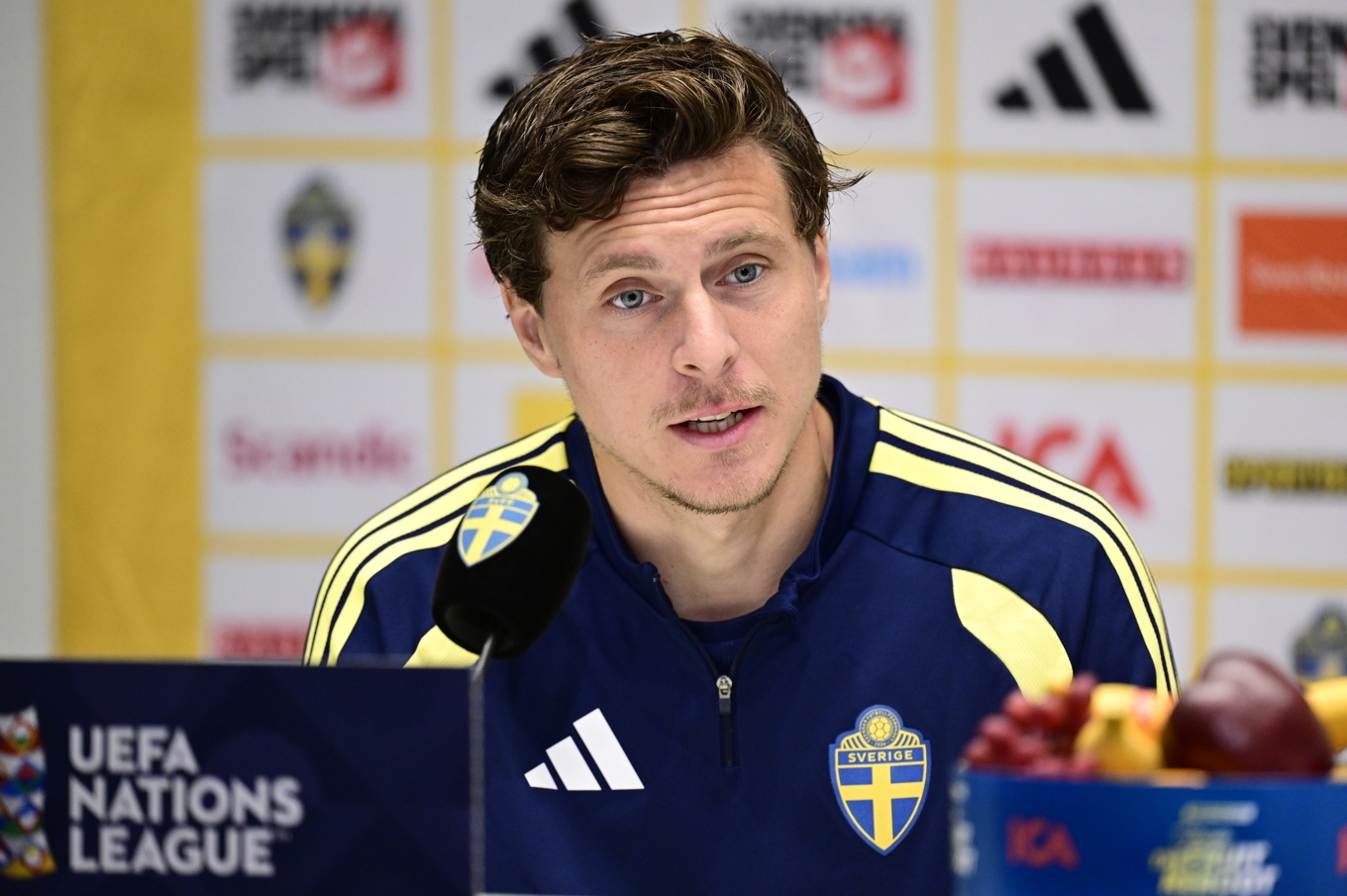 Mittbacken och lagkaptenen Victor Nilsson Lindelöf. Foto: Jonas Ekströmer/TT