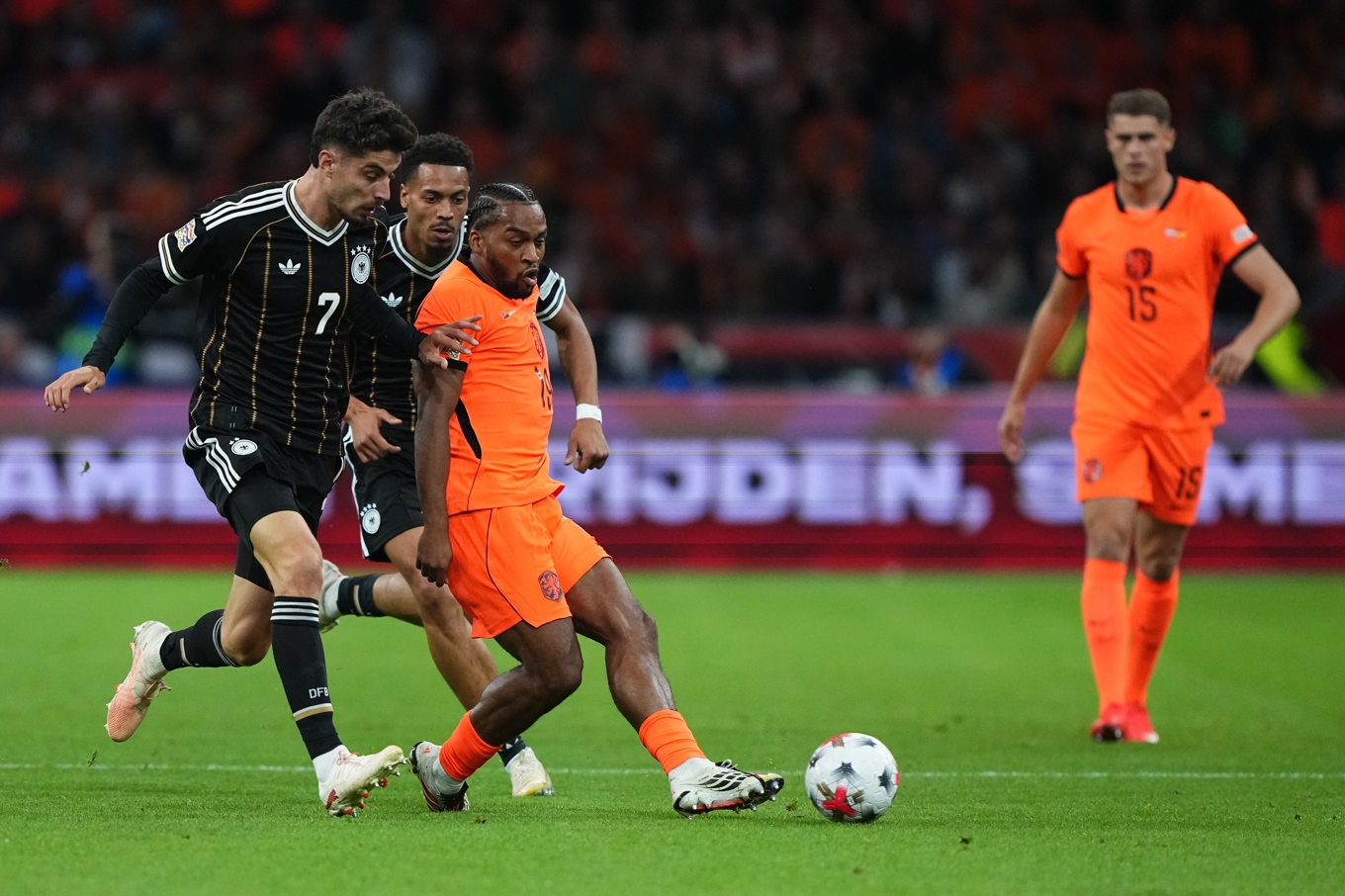 Tysklands Kai Havertz (till vänster) och nederländaren Quinten Timber i Nations League-mötet på torsdagskvällen. Foto: Martin Meissner/AP/TT