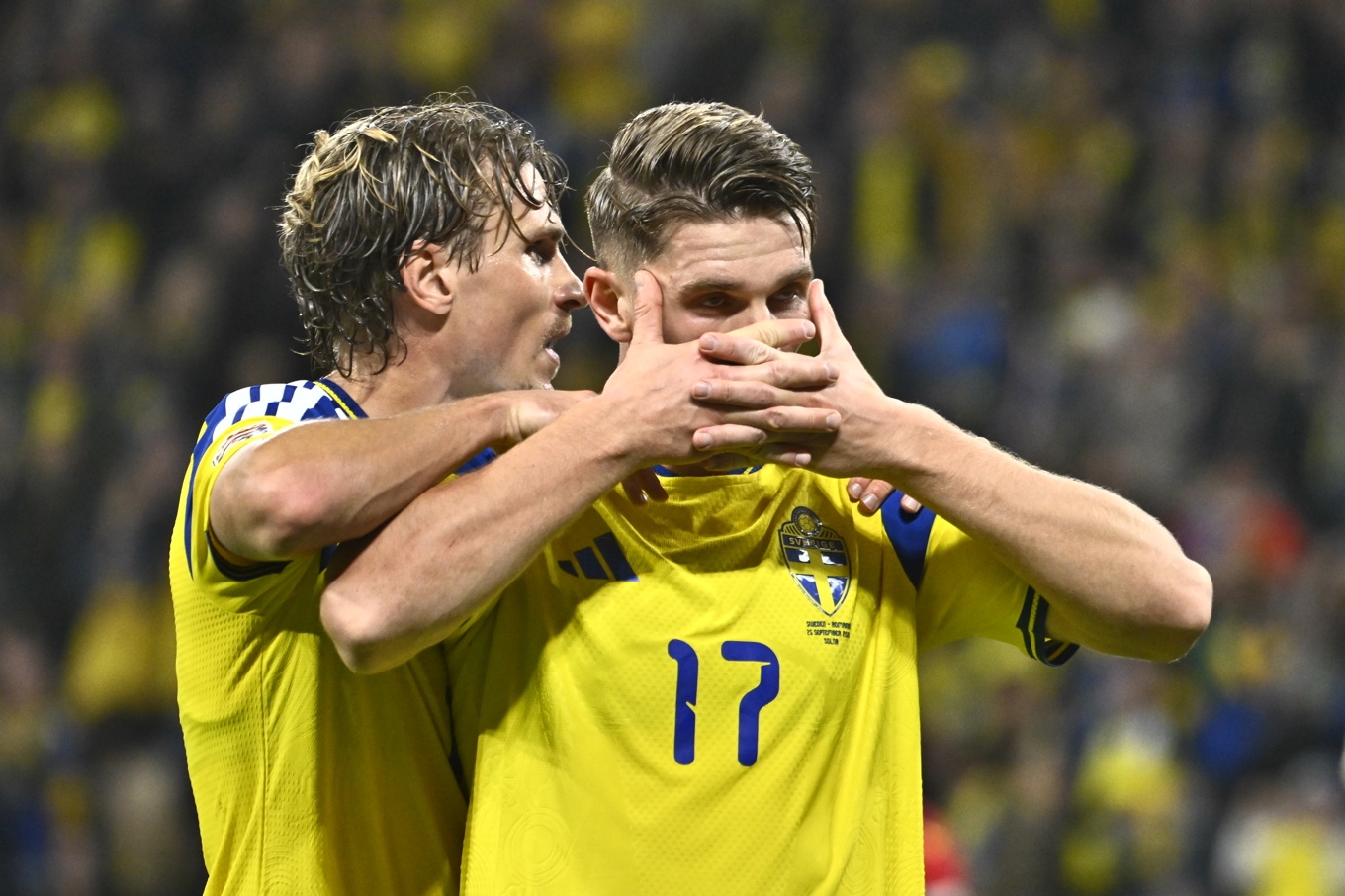 Viktor Gyökeres med sin speciella målgest. Klappas om av Carl Starfelt. Foto: Claudio Bresciani/TT