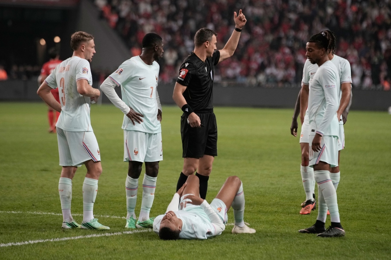 Frankrikes Kylian Mbappé skadade sig i fredagens match mot Turkiet i Nations League i Izmit. Foto: Khalil Hamra/AP/TT