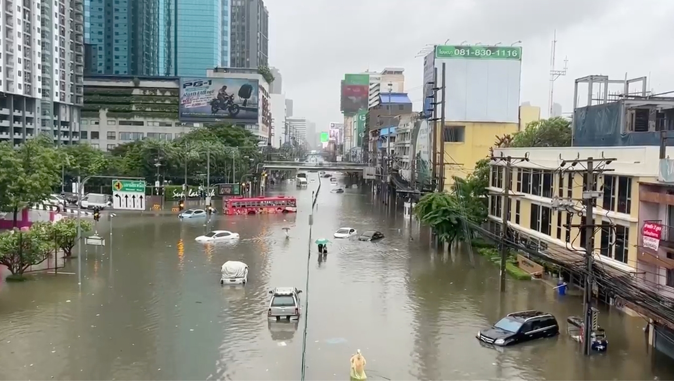 Flera av Bangkoks huvudgator är helt översvämmade efter det massiva regnandet. Foto: AP/TT