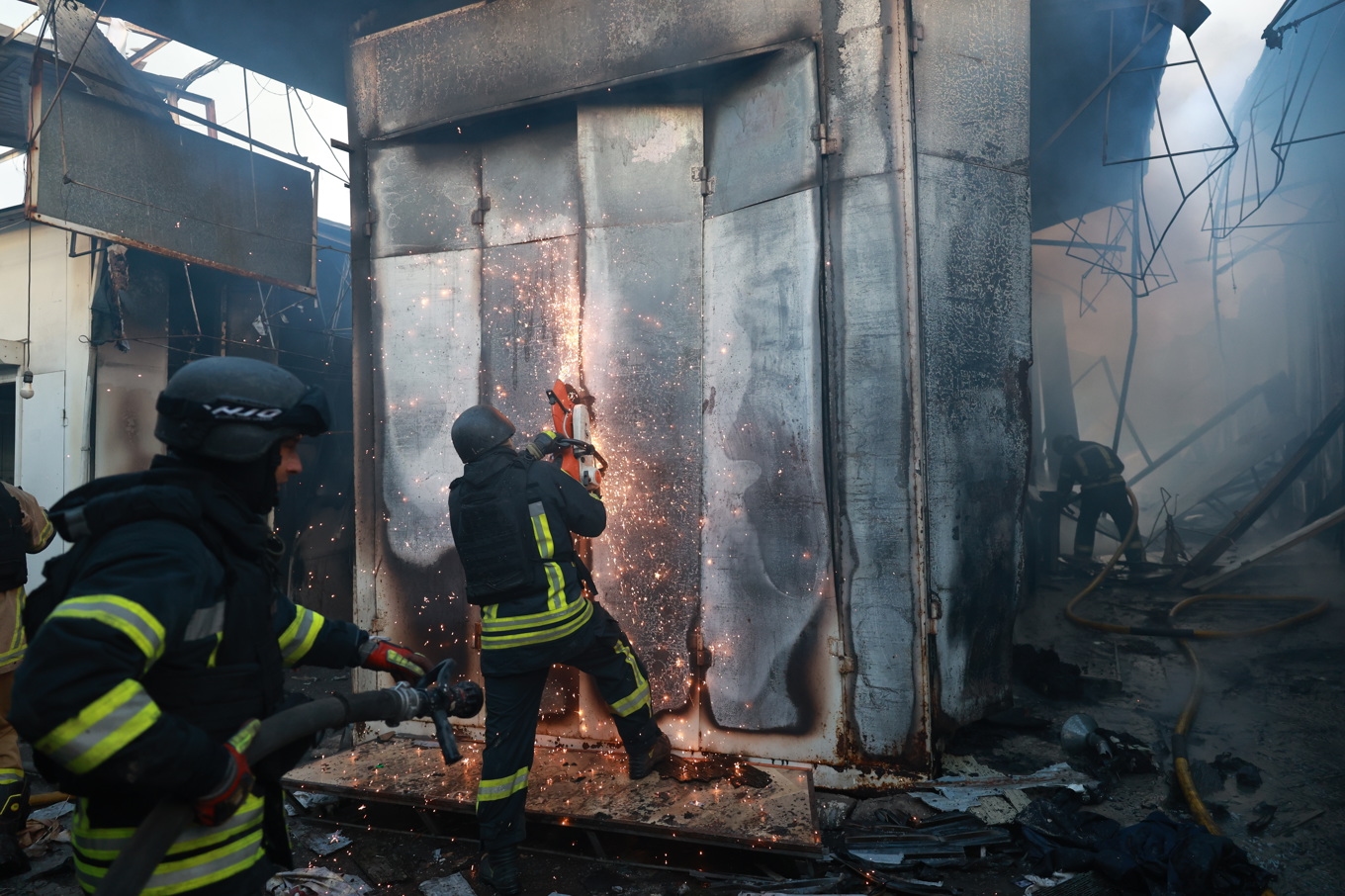 Ukrainska räddningstjänsten arbetar på platsen för en rysk attack mot en marknad i centrala Zaporizjzja. Foto: Kateryna Klochko/AP/TT