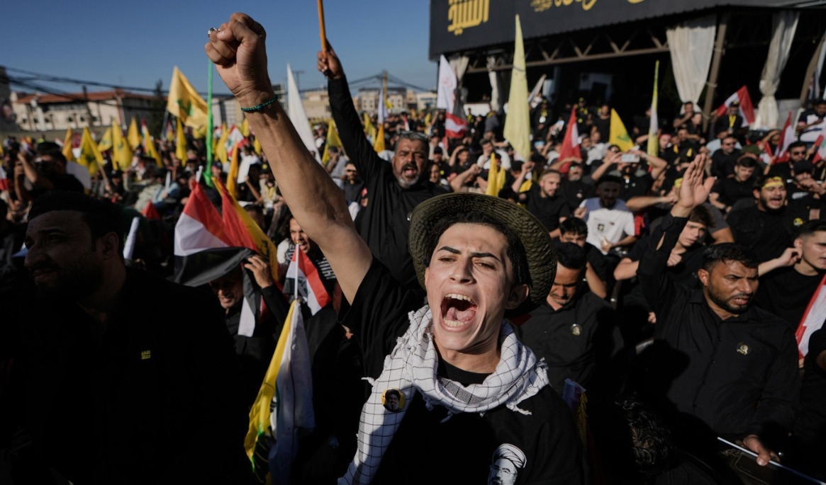 Anhängare till islamistiska Hizbollahrörelsen i Libanon visar sitt stöd för milisen och dess tidigare ledare Hassan Nasrallah som dödades av Israel för två år sedan. Foto: Bilal Hussein/AP/TT