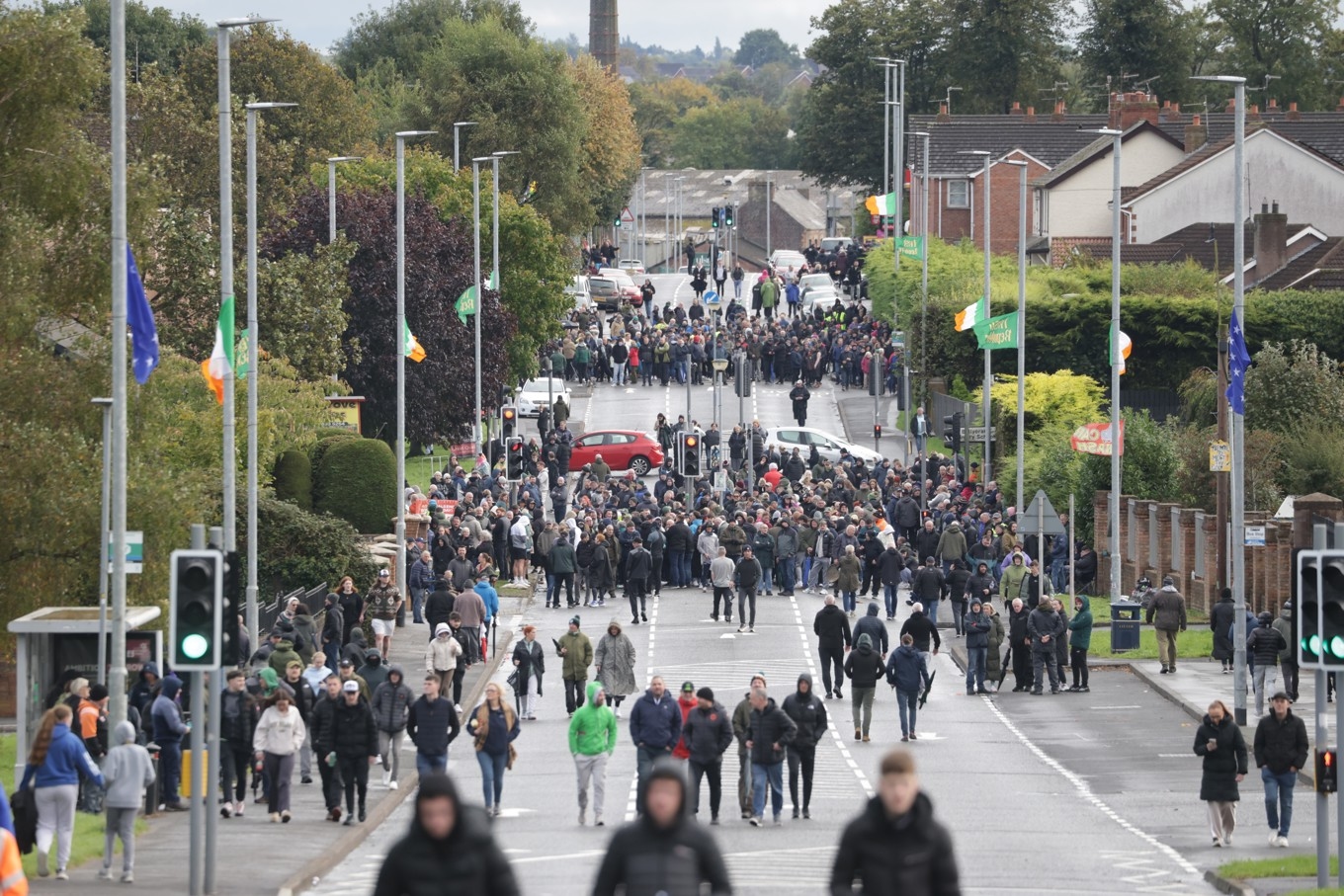Demonstranter blockerar Garvaghy road i Portadown vid en marsch med Oranienorden. Foto: Peter Morrison /AP/TT