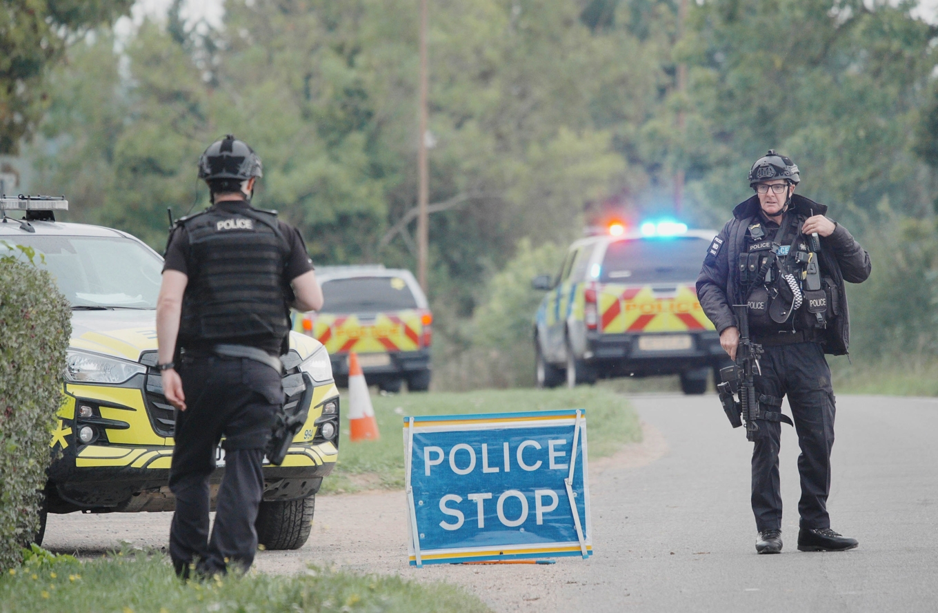 Poliser vid en vägpostering vid RAF Fairford i Whelford, England, på söndagen. Foto: Ben Birchall /AP/TT