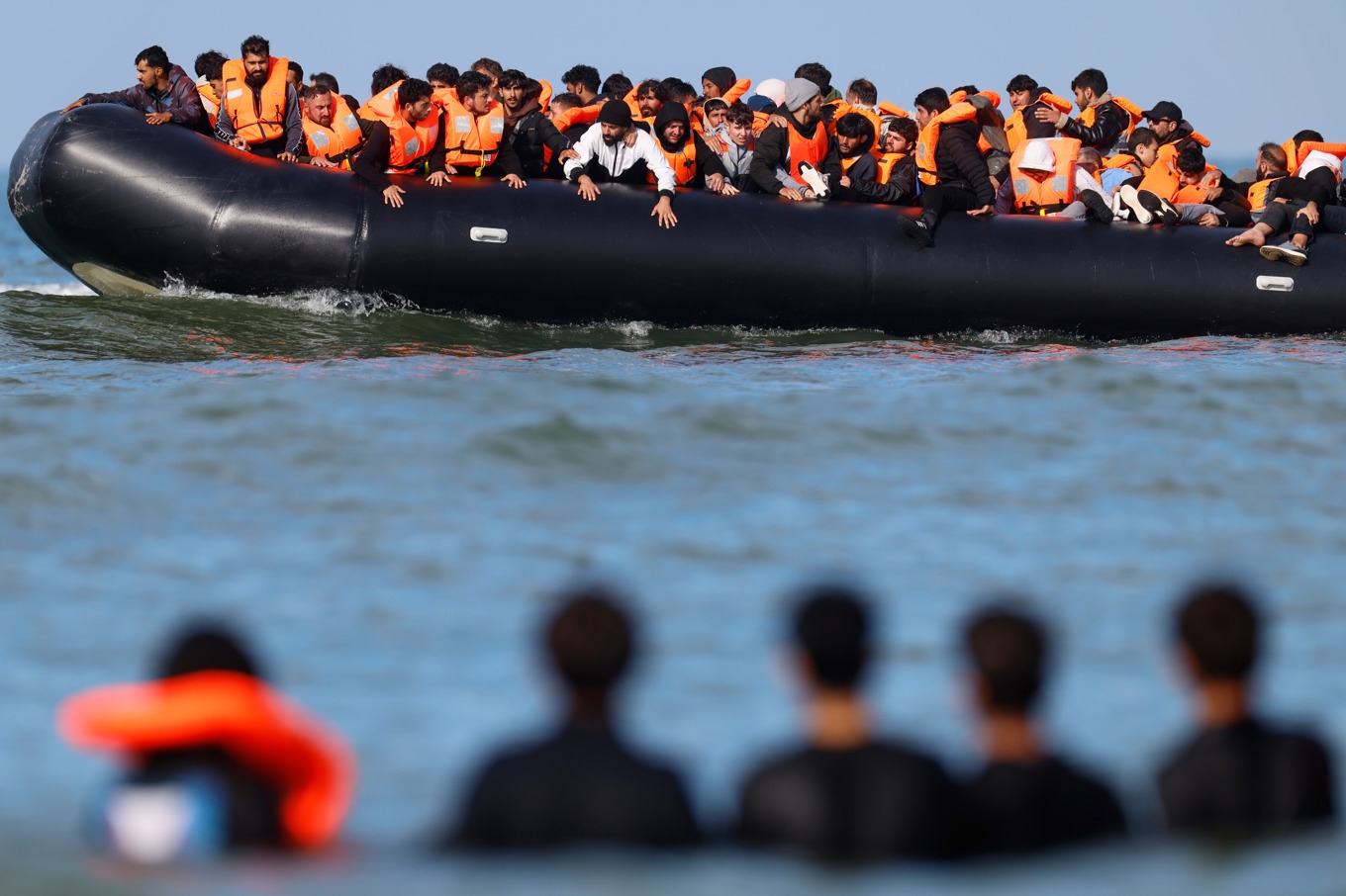 En grupp migranter i gummibåt försöker ta sig över Engelska kanalen. Bilden togs utanför Hardelot i norra Frankrike i förra veckan. Foto: Jean-Francois Badias/AP/TT