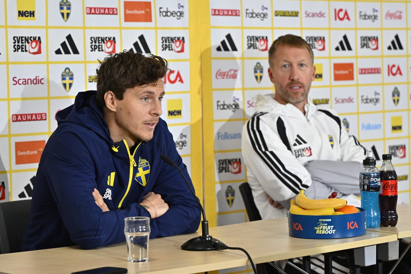 Förbundskapten Graham Potter, höger, och lagkapten Victor Nilsson Lindelöf inför Nations League-matchen mot Polen. Foto: Anders Wiklund/TT