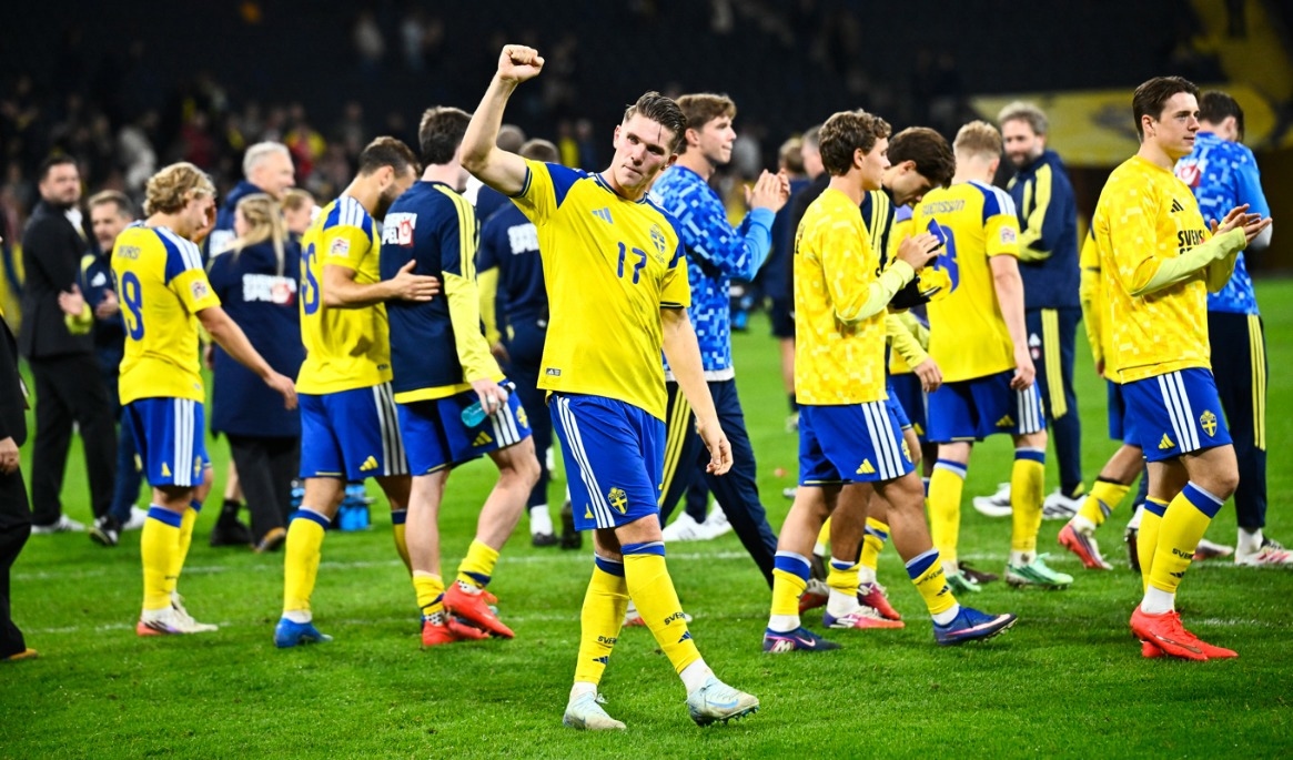 Viktor Gyökeres och Sverige jublar efter 3–1-segern hemma mot Polen i Nations League. Foto: Fredrik Sandberg/TT