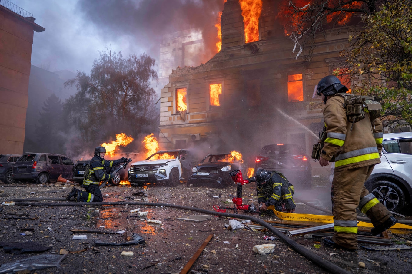 Brandmän bekämpar bränder i Ukrainas nationella vetenskapsakademi i Kiev. Foto: Dan Bashakov/AP/TT