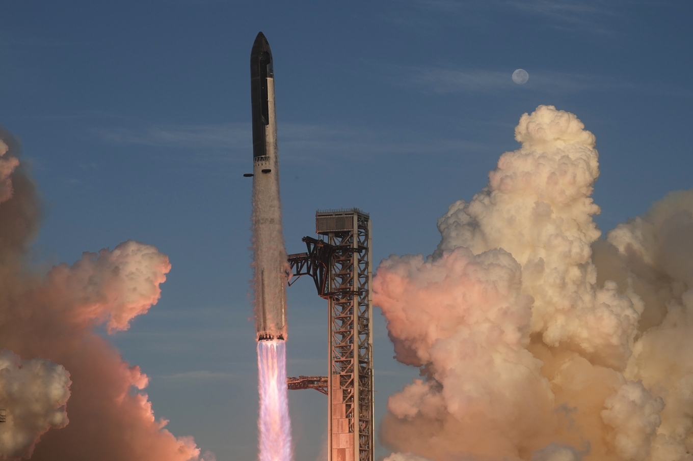 Space X sköt upp Starship från Texas på måndagsmorgonen. Foto: Eric Gay/AP/TT