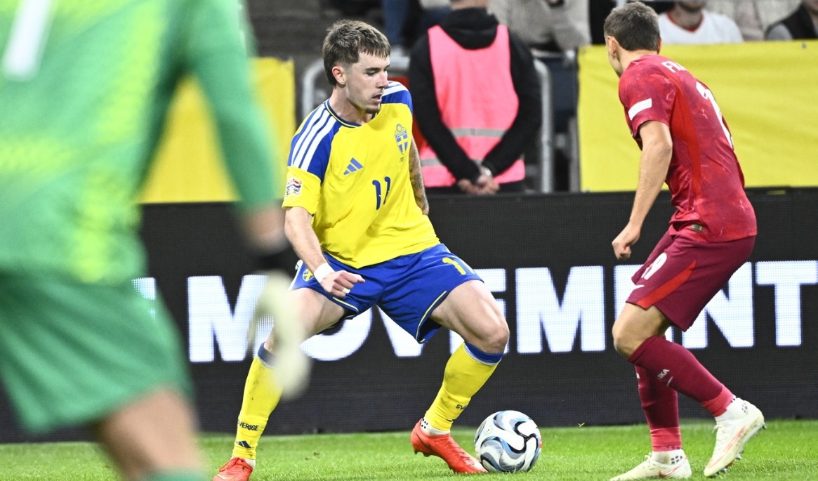 Patrik Wålemark med bollen mot Polen i Nations League. Foto: Fredrik Sandberg/TT