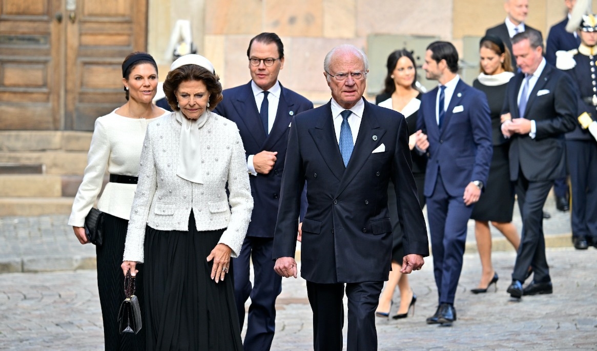 Kronprinsessan Victoria, drottning Silvia, prins Daniel och kung Carl Gustaf anländer till gudstjänsten i Storkyrkan som hålls med anledning av riksmötets öppnande. Foto: Anders Wiklund/TT