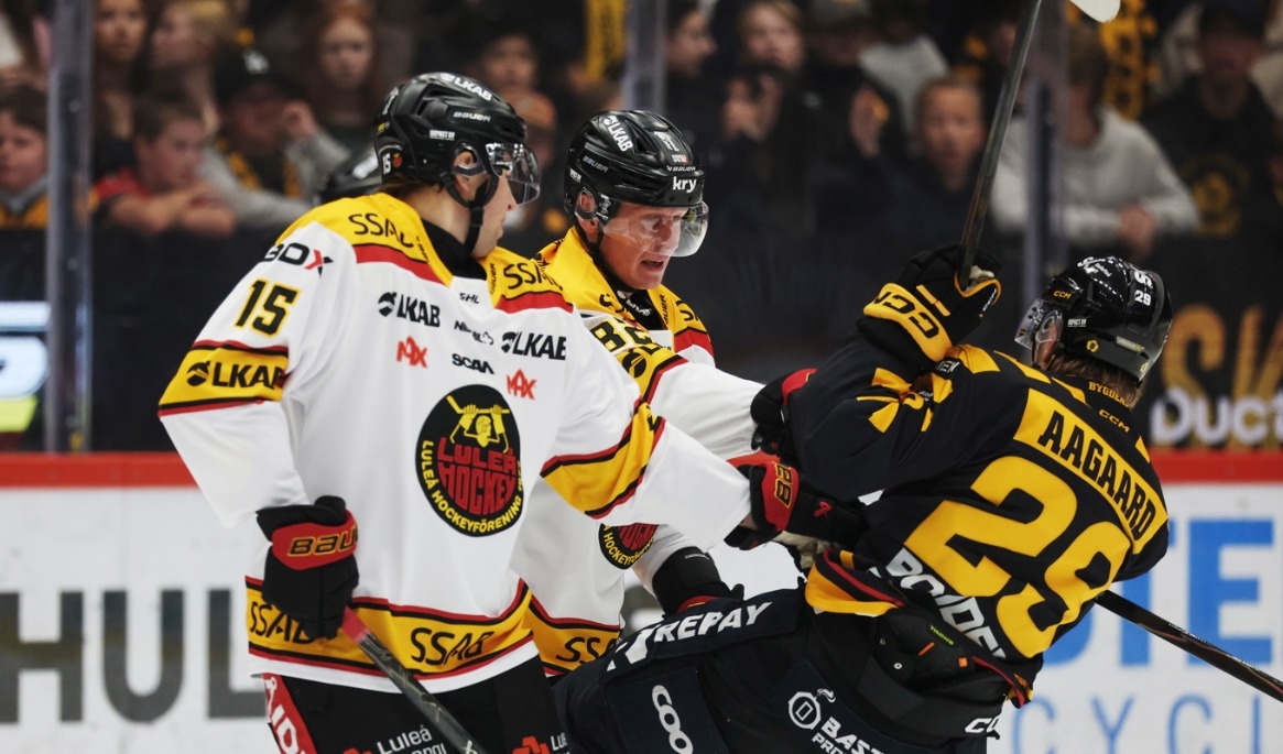 Heta känslor mellan Luleås David Granberg (15) och Otto Leskinen och Skellefteås tvåmålsskytt Mikkel Aagaard. Foto: Pär Bäckström/TT