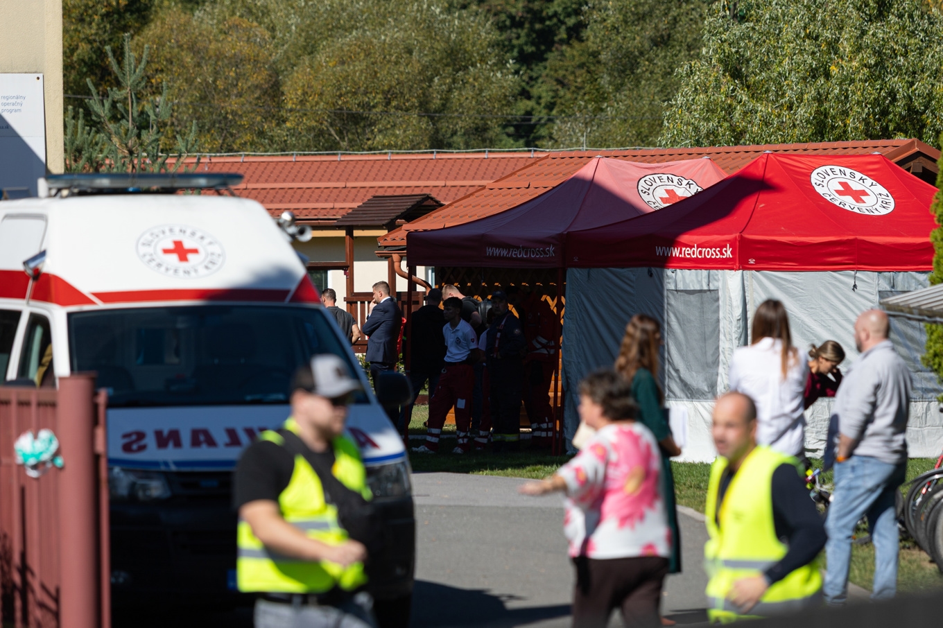 Slovakiska Röda Korset på plats för att bistå vid skolattacken i Staskov. Foto: Daniel Stehlik /AP/TT