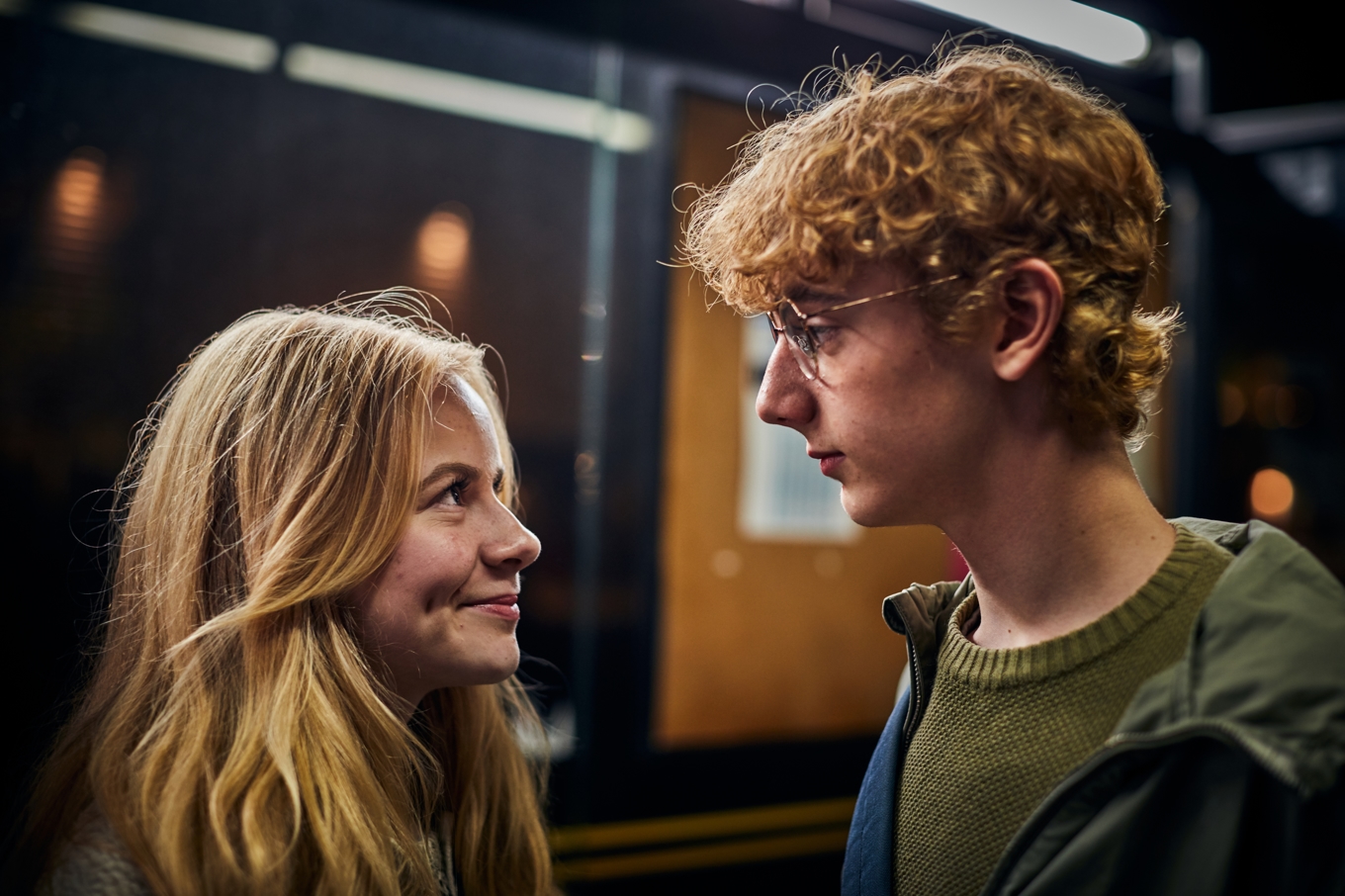 Matilda Gross och Axel Adelöw i ”Bert sabbar allt” – en av få svenska ljuspunkter publikmässigt bioåret 2025. Foto: Carl Nilsson/SF Studios