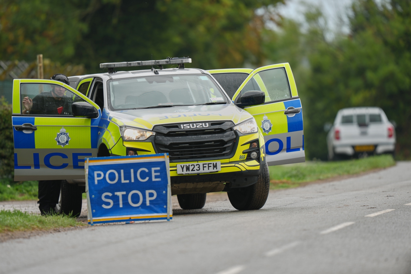 Poliser vaktar en väg som leder till den militära flygbasen RAF Fairford i sydvästra England på söndagen. Foto: Alastair Grant/AP/TT