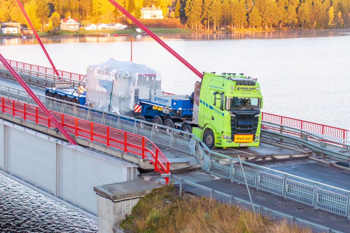 Strömsundsbron längs E45 i Jämtland är helt avstängd efter en olycka med en tung transport. Foto: Sten Strömgren/TT