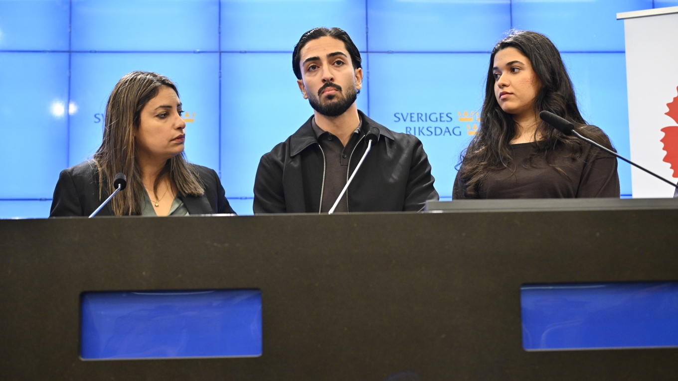 Vänsterpartiets partiledare Nooshi Dadgostar håller en pressträff i riksdagen tillsammans med Shahrdad Sherbabaki och Diya Hassan för att presentera ett förslag för att stoppa tonårsutvisningarna. Foto: Anders Wiklund/TT