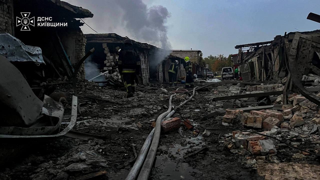 Brandmän arbetar på onsdagen i Kiev efter en rysk attack. Bilden har tillhandahållits av den ukrainska räddningstjänsten. Foto: Ukrainas räddningstjänst via AP/TT