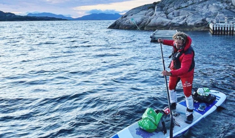 Den välanvända SUP-brädan har varit Jonas Böhlmarks följeslagare i över fyra år. Varje lagning vittnar om ett äventyr som fortsatt vidare. Foto: Privat