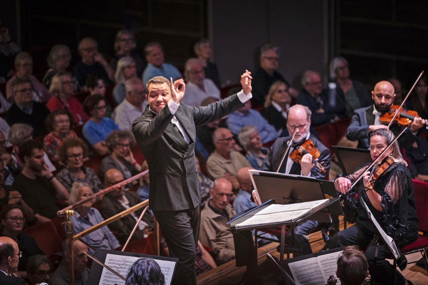 Under säsongen 2026/27 firar Konserthuset Stockholm 100 år och Kungliga Filharmonikerna 125 år. Samtidigt förlängs Ryan Bancrofts kontrakt. Foto: Nadja Sjöström