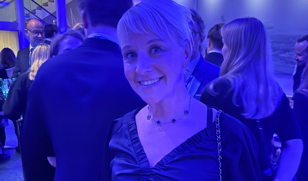 Socialtjänstminister Anna Tenje jublar. Valet är hysteriskt jämt och det kan bli en blågul seger. Foto: Staffan Erfors