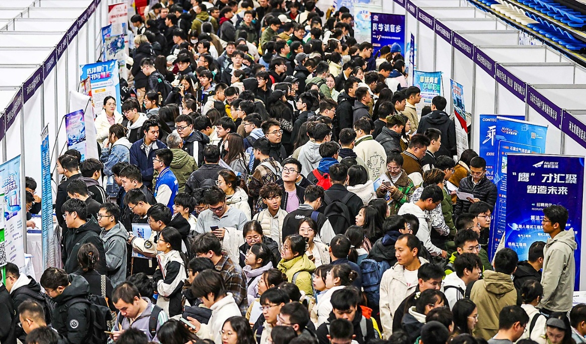 Deltagare på en jobbmässa i Shenyang i Liaoningprovinsen i nordöstra Kina. Foto: STR/AFP via Getty Images