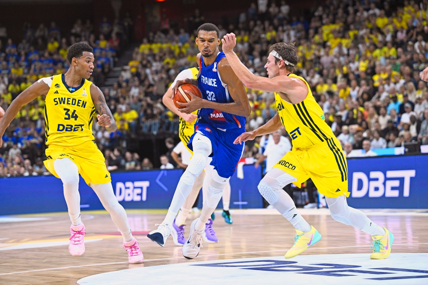 Sverige gjorde en bragdinsats mot Frankrike i VM-kvalmatchen. Basketexperten Nikica Rajacic tror att Sverige har goda chanser att gå till VM. Foto: Fredrik Sandberg/TT