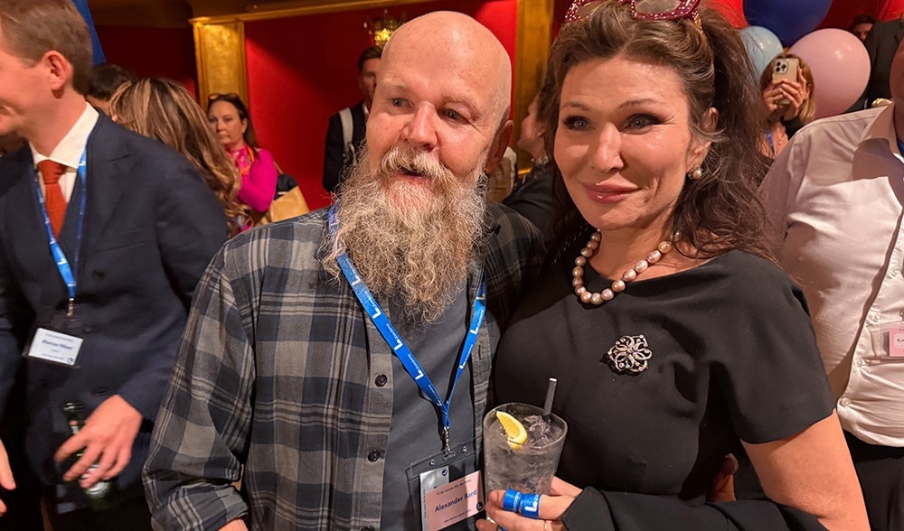 De forna kollegerna i Army of Lovers, Alexnader Bard och Dominika Peczynski, jublar över Liberalernas siffror. Foto: Staffan Erfors