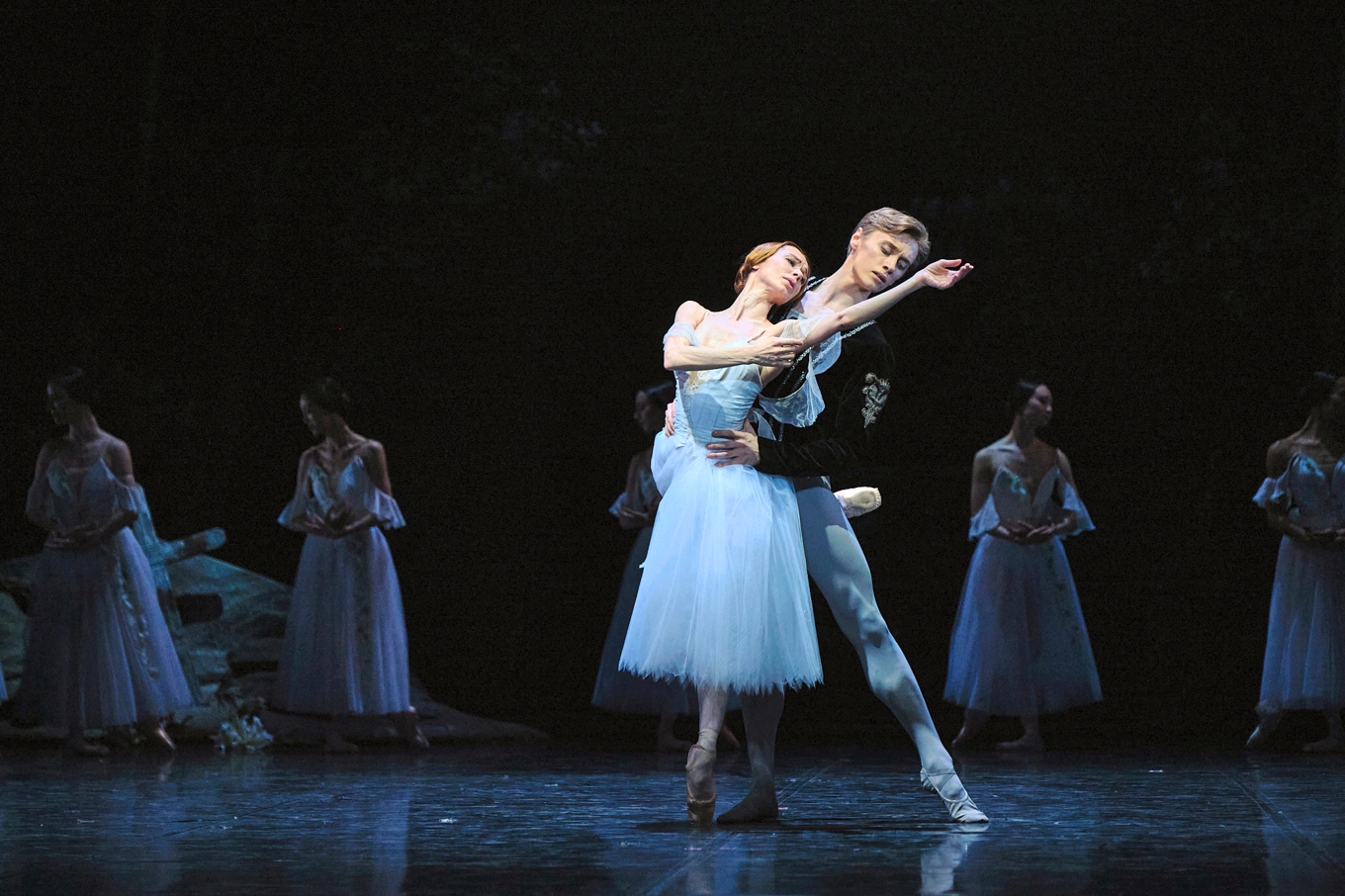 Kalle Wigle dansar med Iana Salenko i Patrice Bart’s ”Giselle” vid Staatsballett Berlin. Foto: Admill Kuyler