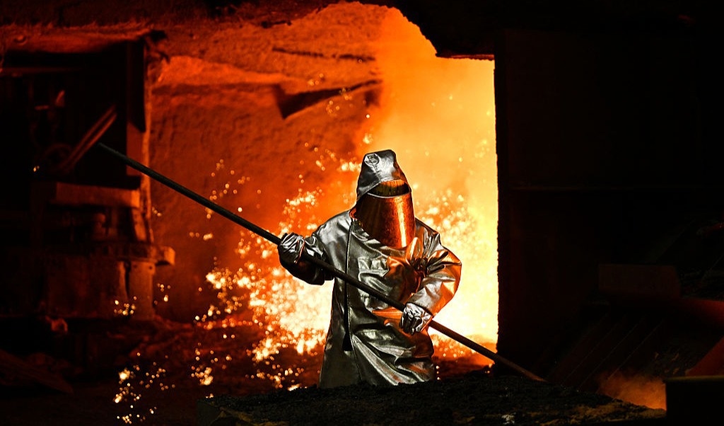 Det kan ifrågasättas om det är en god idé att driva tung industri som stålverk med väderberoende kraft. Foto: Ina Fassbender/AFP via Getty Images