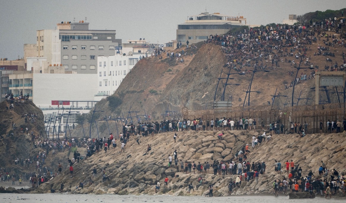 Migranter återvänder till Marocko efter att den 31 juli ha tagit sig in i den spanska exklaven Ceuta. Foto: Jorge Guerrero/AFP via Getty Images